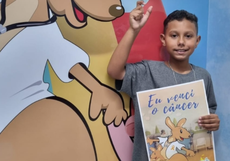 Foram dois anos até que o menino Luas pudesse tocar o sino e anunciar que estava livre da leucemia. Viva! - Foto: Reprodução/Grendacc.