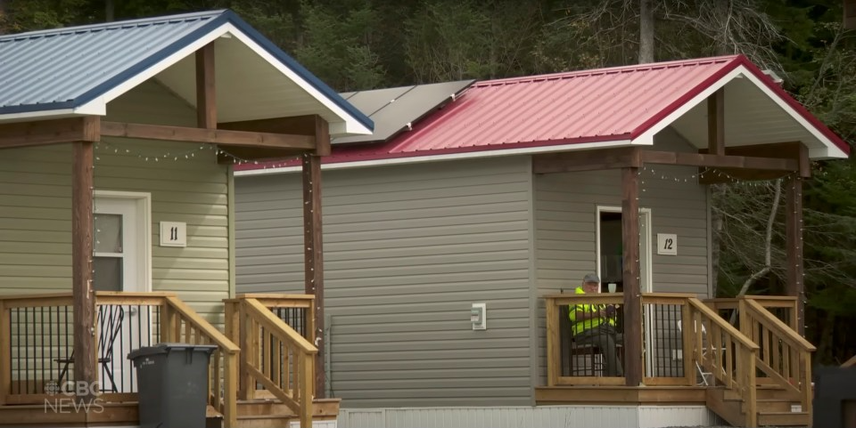 Pensando na sustentabilidade, as moradias ganharam painéis solares. Foto: Reprodução/Marcel Lebrun.