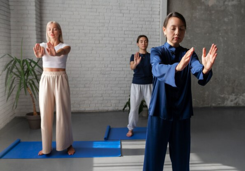 O Tai Chi Chuan é uma arte marcial que envolve movimento repetitivos e desacelerados. Foto: Reprodução/Freepik.