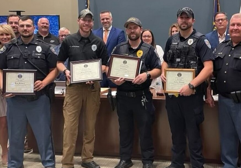 Os policiais de LaPorte Ryan Helmecy (extrema esquerda) e Taylor Atkinson (extrema direita) – Foto: Polícia de LaPorte