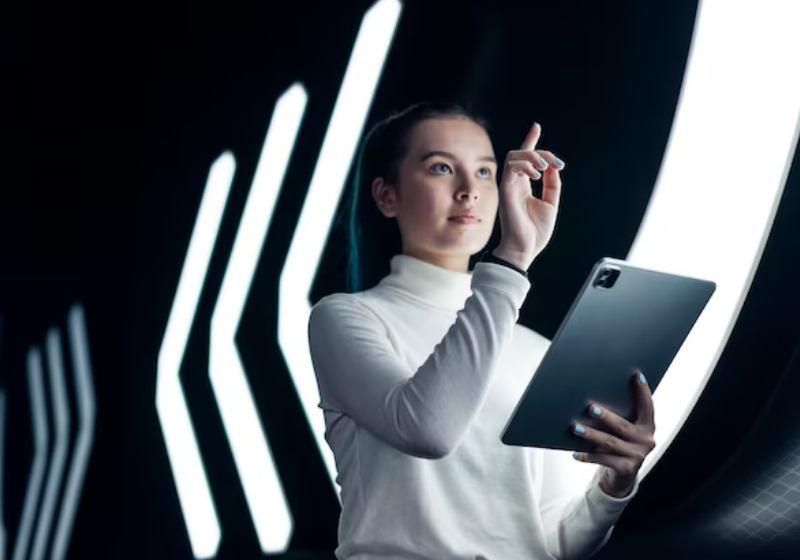 Os profissionais mais exigidos pelas empresas nos próximos anos são da área de tecnologia. Eles devem ser proativos e falar inglês é diferencial. - Foto: Reprodução/Freepik.