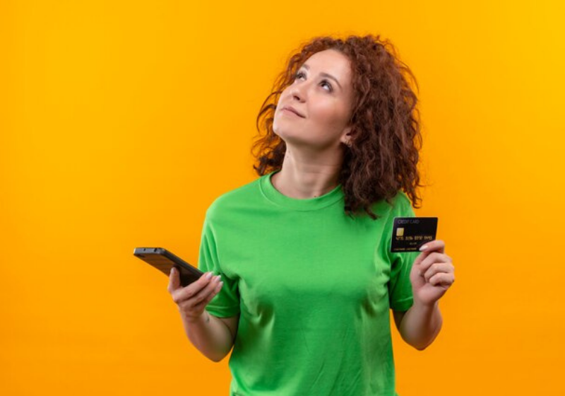 Uma das melhores formas de reduzir a conta de telefone e internet é estar atento ao consumo. Foto: Reprodução/Freepik.