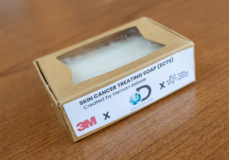 O sabonete de Heman é de baixo custo e o jovem pesquisador quer fornecer para comunidades de baixa renda. Foto: Reprodução/FCPS.