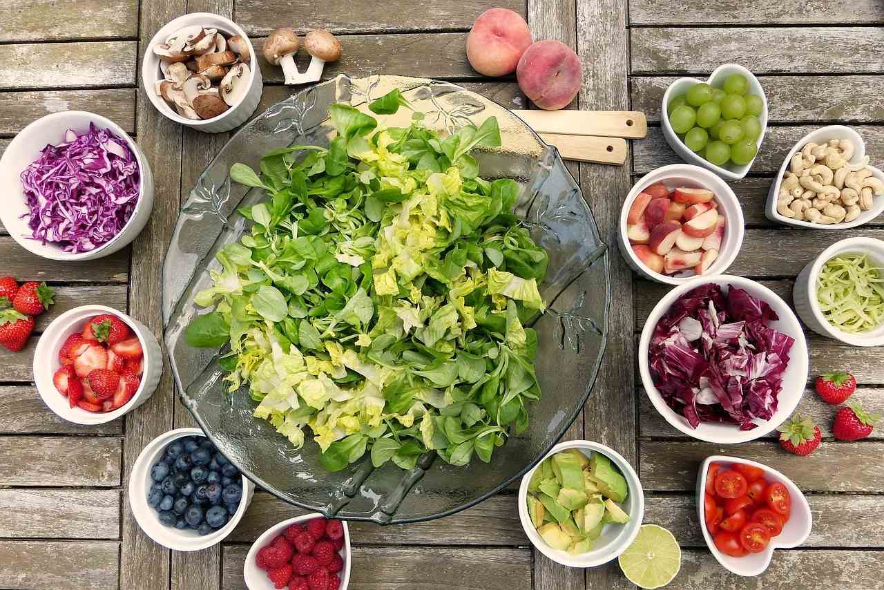 No dia do Veganismo um convite para saborear as delícias de uma salada - Foto: Silvia / Pixabay