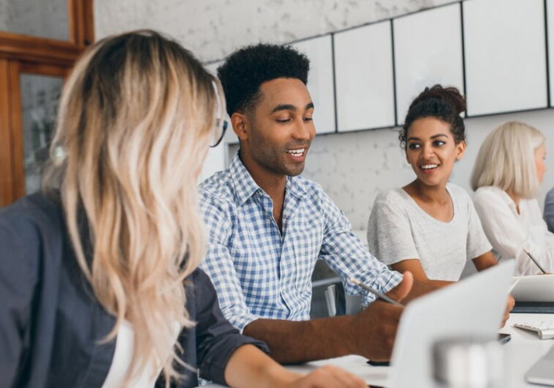 As regiões Sul e Sudeste foram as que apresentaram as maiores médias salariais. Foto: Reprodução/Freepik.