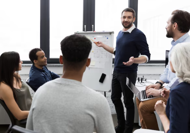 Entre os trainees no Brasil com os maiores salários, estão aqueles que trabalham nos ramos de Tabaco, Educação e Logística. - Foto: Reprodução/Freepik.
