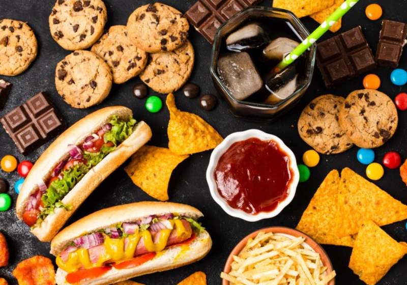 Alimentos ultraprocessados como sanduíches, doces e salgadinhos são péssimos para uma noite de sono. Foto: Reprodução/Freepik.