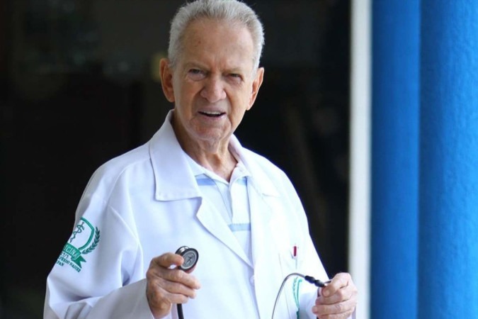 A decisão deste brasileiro de 90 anos de cursar Medicina surpreendeu a família. - Foto: Fábio Lima/O Popular