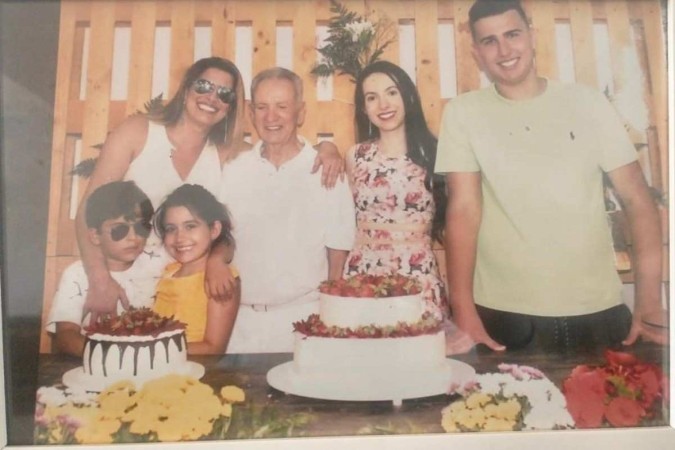 Valdemiro com as duas filhas e netos. Foto: Fábio Lima/O Popular