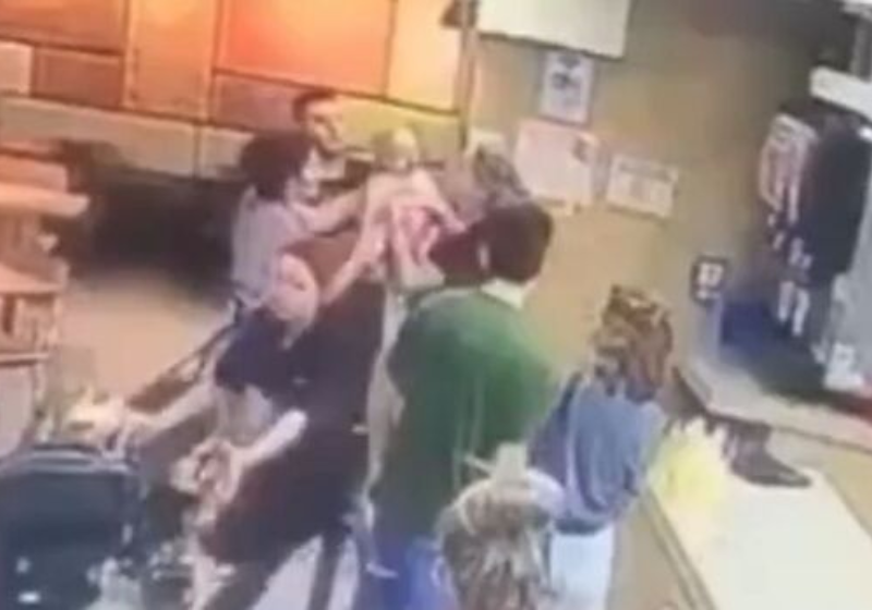 O bombeiro Hilton agiu muito rápido para salvar a criança que estava engasgada na praça de alimentação de um shopping. Foto: Reprodução/Dourados News.