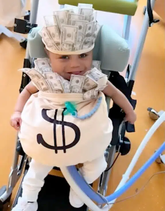 Olha o sorrisão de vencedor de Greyson! Foto: Reprodução/ABC 7 NY.