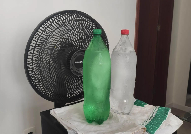 Lembra de colocar uma toalha embaixo das garrafas congeladas para ninguém escorregar. Foto: reprodução/Gabrielle Nunes