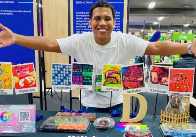 Adryan, que começou vendendo brigadeiros na escola, cresceu tanto com seu negócio que agora sonha em abrir sua própria loja física. - Foto: reprodução/arquivo pessoal