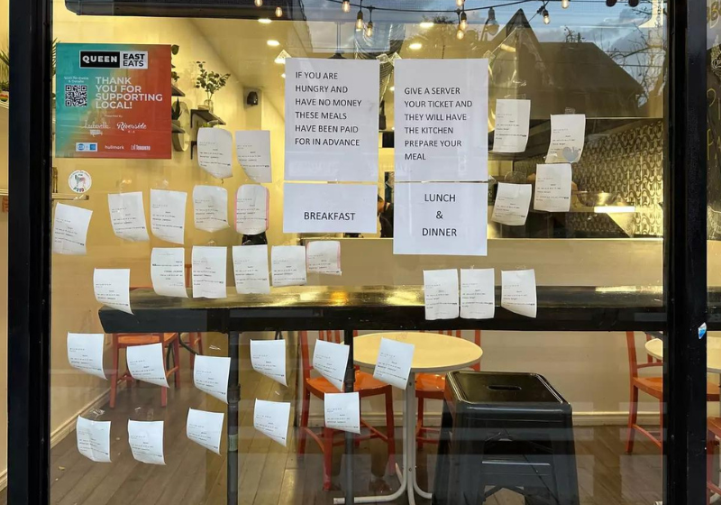 Diversos vales-alimentação ficam espalhados na vitrine do restaurante. Foto: reprodução/BlogTO.