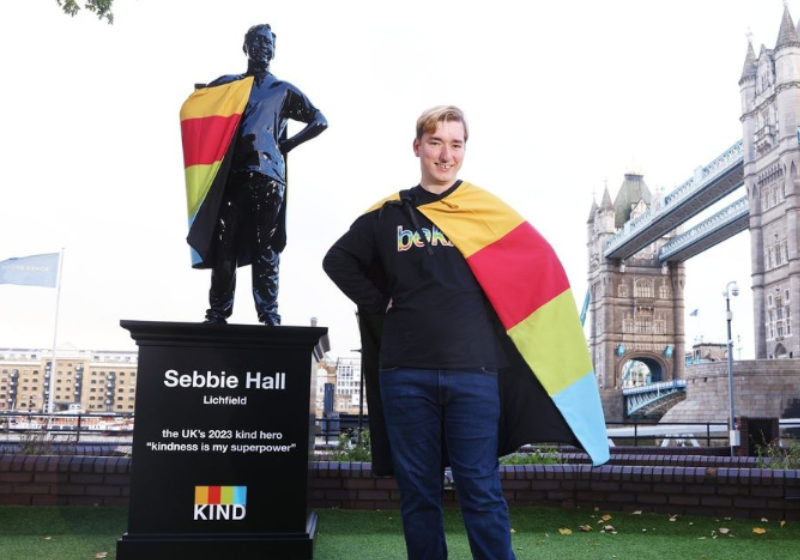 The young man is crowned a hero of mercy and receives a statue in the United Kingdom