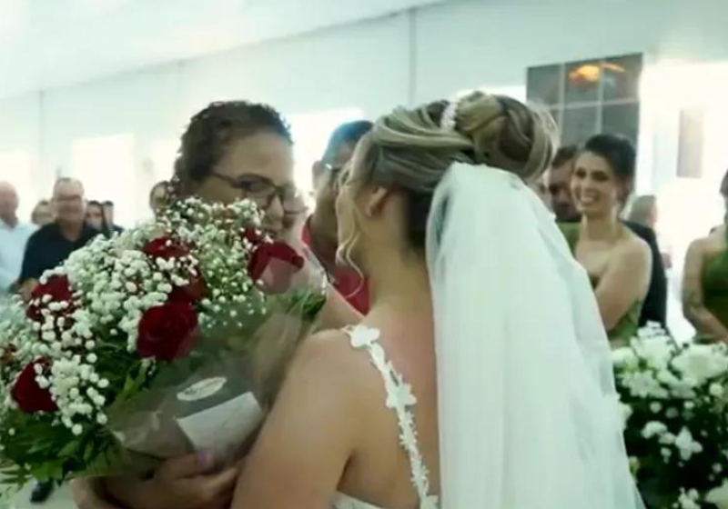Prepara o lencinho! Andrea entrou no casamento da doadora com um buquê de rosas. Foto: reprodução/ G1