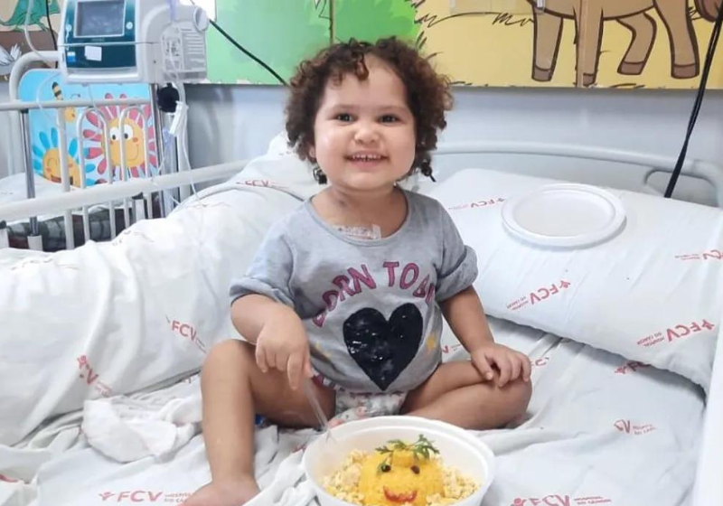 Elô emocionou o hospital ao pedir um cuscuz sorridente no Dia do Desejo. Foto: reprodução/Instagram @hospitaldocancerdemuriae