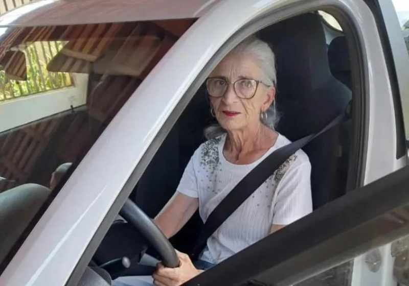 Conceição deixou o trabalho como caixa de um supermercado e se tornou a vovó do Uber bem humorada de Goiás. Foto: reprodução/arquivo pessoal