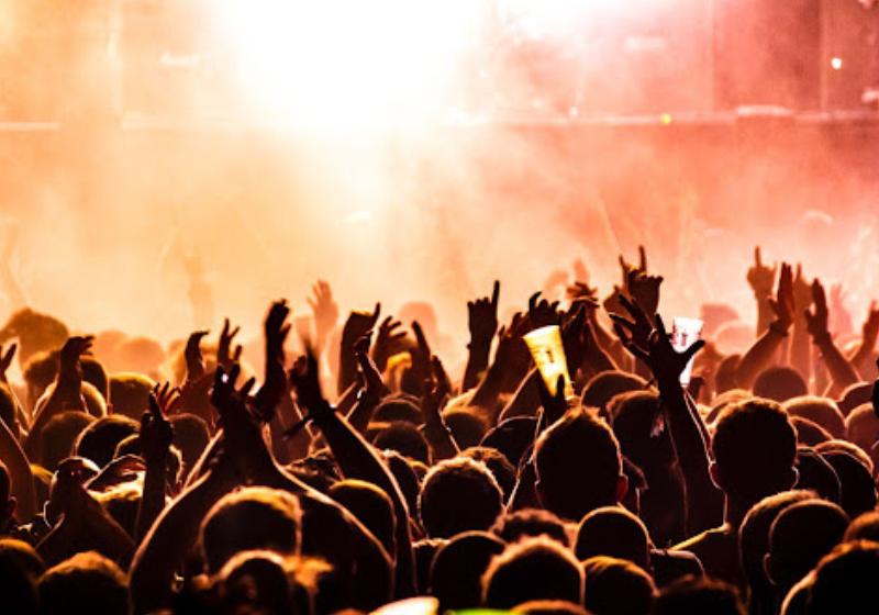 Entre os show internacionais programados para 2024 estão os festivais Lollapalooza Brasil e Rock in Rio, com bandas como Blink-182, Paramore e Sam Smith. - Foto: reprodução/Tijs van Leur/Unsplash