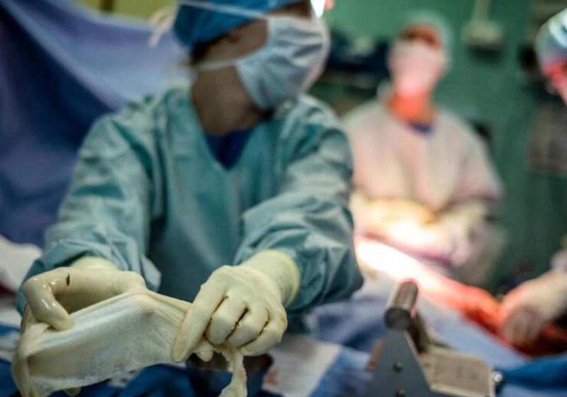 O transplante de laringe realizado com sucesso na França oferece uma nova esperança para pacientes que perderam a capacidade de falar. - Foto: reprodução/Jeff Pachoud/AFP