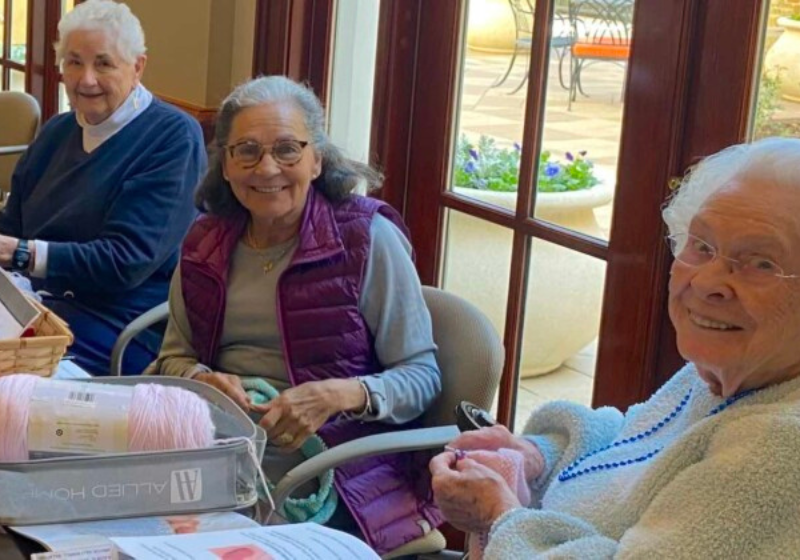 As vovós também fizeram bonecos de tricô e enviaram para crianças na Ucrânia. Foto: reprodução/Edgemere