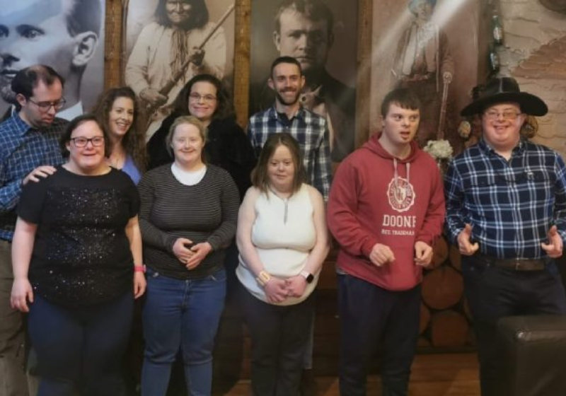 Os amigos ficaram emocionados quando souberam que casal desconhecido deixou paga a conta do restaurante. Eles querem retribuir. - Foto: reprodução/ Facebook/ Robs Ranch House Ireland