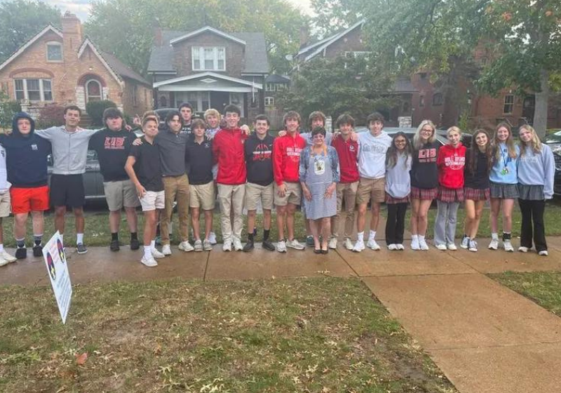 Sam, o neto, deu a ideia de levar os jovens para a casa da avó para o café da manhã toda quarta-feira. Depois que ele morreu, os amigos continuam visitando a vovó Peggy toda semana. -Foto: reprodução/arquivo pessoal
