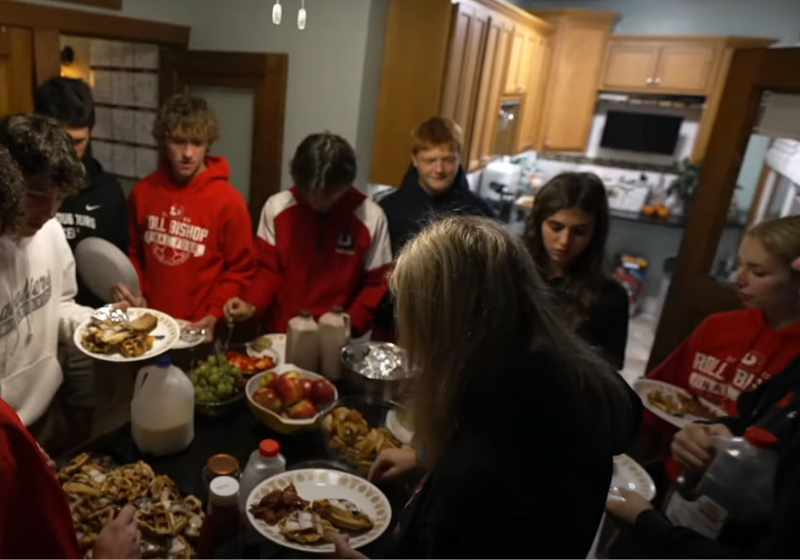 O grupo continua com a tradição do café da manhã em todas as quartas na casa vovó Peggy. Foto: reprodução/CBS News. 
