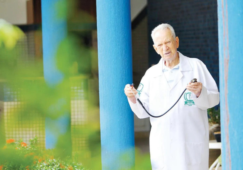 O brasileiro Valdomiro, de 90 anos, é de Goiânia e será homenageado pela faculdade com uma láurea acadêmica. - Foto: Fábio Lima / O Popular