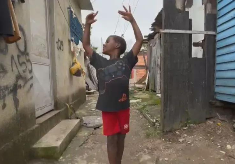 O garoto que mora na Cidade de Deus, tem expectativa de que a mudança para estudar na escola brasileira do balé Bolshoi traga novas oportunidades para a família. Foto: reprodução/ TV Globo