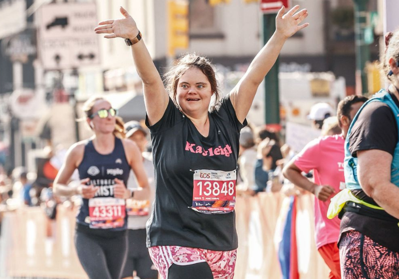 Kayleigh correu em homenagem à avó e se tornou exemplo como a primeira mulher com Down a correr a maratona de NY. - Foto: reprodução/MarathonFoto e NYRR