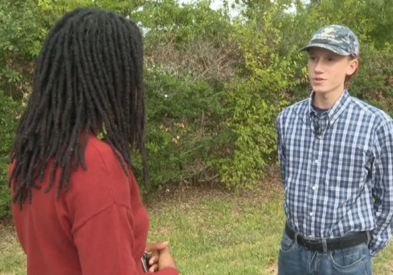 O idoso celebrou a ação rápida do adolescente que chegou a bater em 15 portas buscando ajuda. Foto: reprodução/KFDM