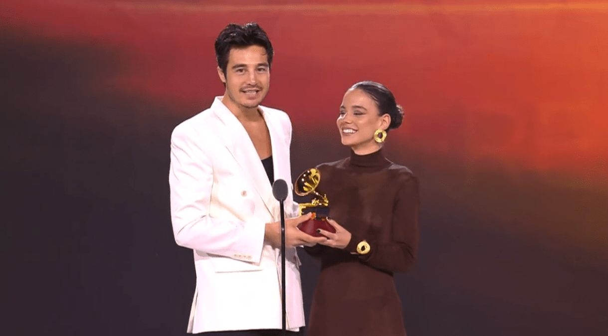 A parceria de Tiago Iorc e Duda Rodrigues deu certo, eles ganharam um prêmio! Foto: Reprodução/Grammy Latino.