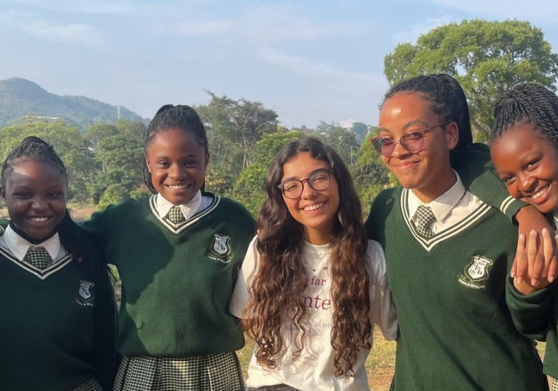 A garota Alice decidiu não fazer festa de 15 anos para poder embarcar em uma viagem missionária na África para ajudar pessoas carentes. - Foto: Reprodução/Guiame.