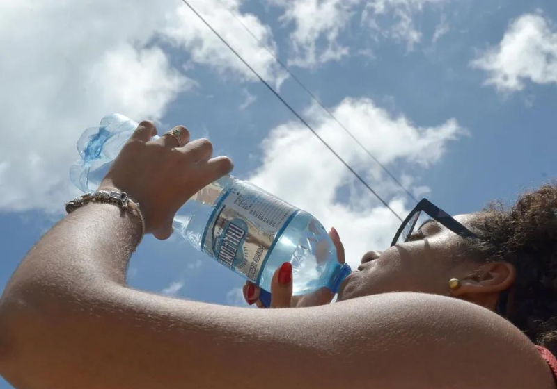 Agora no Brasil, uma portaria tornou obrigatória a distribuição de água gratuita em shows, festivais e eventos durante o calor. - Foto: Reprodução/Romildo de Jesus / Futura Press/Estadão Conteúdo