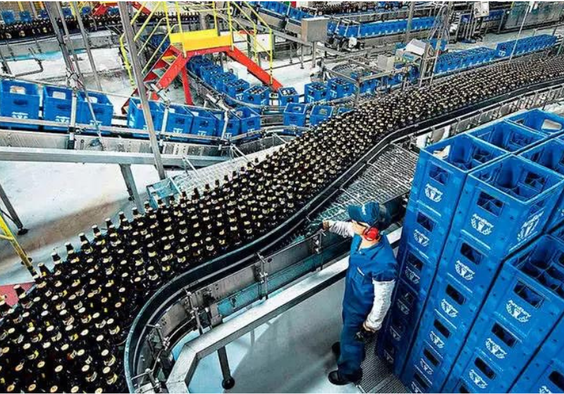 A Ambev abriu mais um processo seletivo: são mais de 500 vagas de emprego em várias partes do país. - Foto: Reprodução / Germano Lüders / Exame