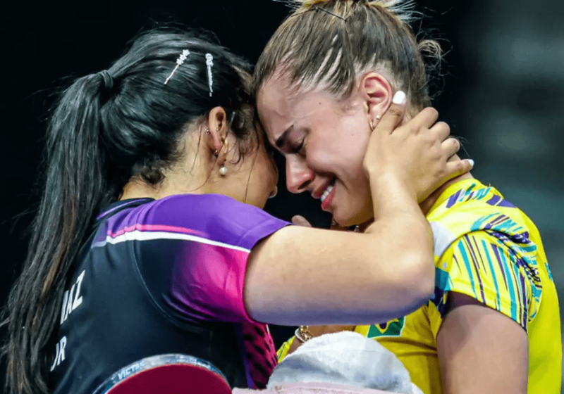 A atleta de Porto Rico abraçou e consolou a brasileira. A cena emocionou. - Foto: reprodução Instagram
