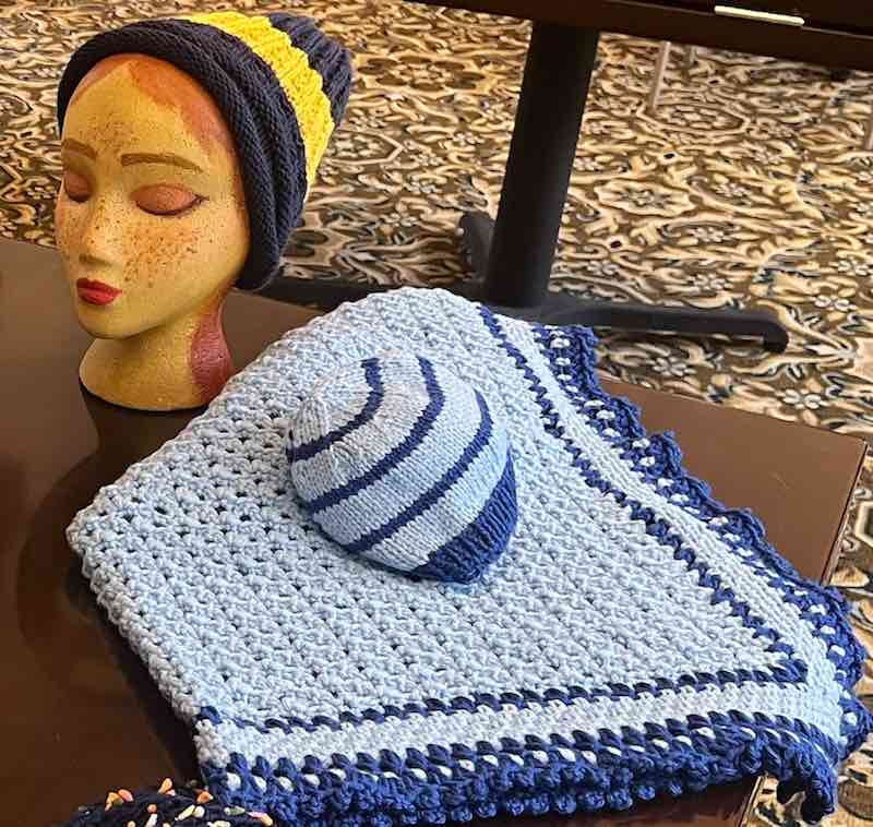 Chapeuzinho de tricô feito pelo grupo de vovós. Foto: reprodução/Holly Gaddy