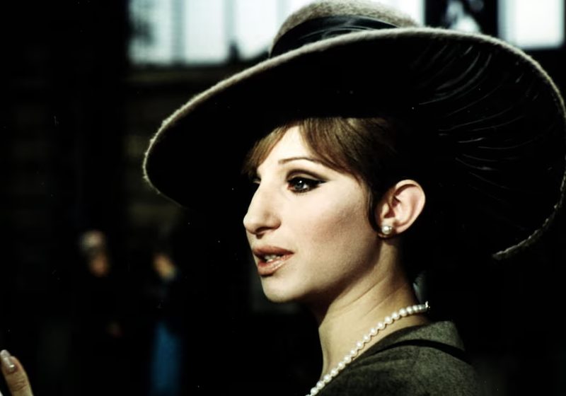 A atriz, cantora e diretora Barbra Streisand, lançou um livro onde conta segredos e histórias de sua carreira no cinema e na música. Foto: Reprodução/Harry Benson / Getty Images