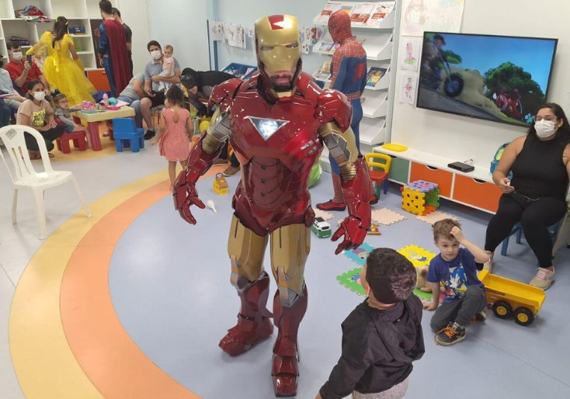As crianças, que fazem tratamento contra câncer, foram surpreendidas pelos super-heróis. Foto: Reprodução/Cristiano Gomes (NSC TV).