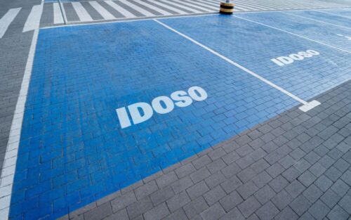 Para usar estacionamento para idoso, é preciso da credencial. - Foto: Google Imagens