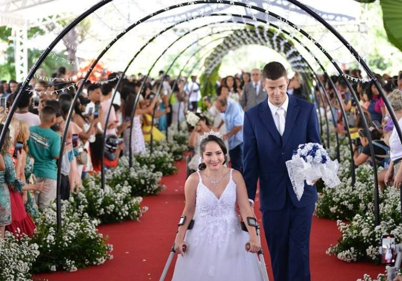 Os jovens com autismo e paralisia vencem o preconceito e se casam. O amor falou mais alto. - Foto: Reprodução/Prefeitura da Serra.