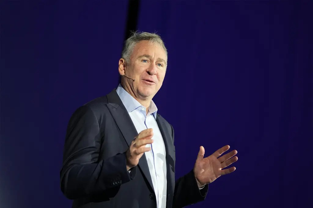 Ken Griffin, 55 anos, pagou a viagem de 3 dias à Disney para 1.200 funcionários e seus familiares, com passes rápidos para evitar filas, voos, estadia, alimentação e creche. Foto: reprodução / Cidadela