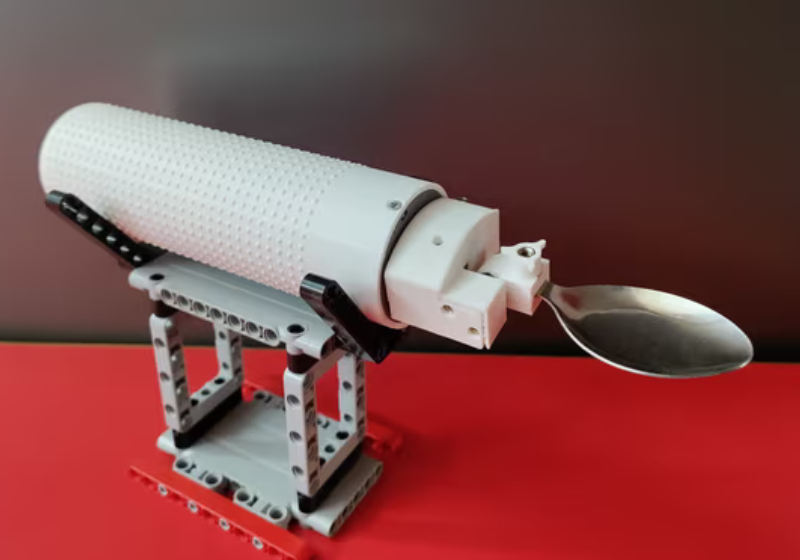 O garoto Aarrav buscou uma solução e desenvolveu a colher inteligente para ajudar pessoas com Parkinson. Ela custa menos da metade do preço das existentes no mercado e ele foi premiado por isso. - Foto: Reprodução/Aarrav Anil.