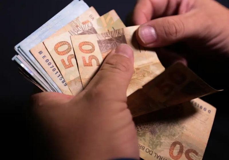 A primeira parcela do 13° deve ser paga até dia 30 de novembro. Veja o que fazer com o dinheiro. - Foto: Reprodução/Marcello Casal Jr / Agência Brasil