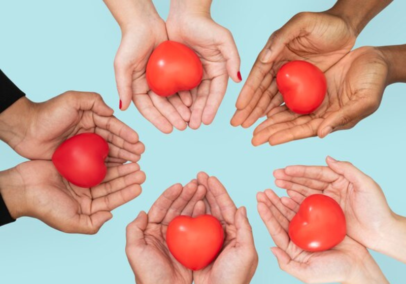 A nova lei para doação de órgãos no Brasil vai conscientizar e incentivar a população com campanhas educativas. Foto: Reprodução/Freepik.