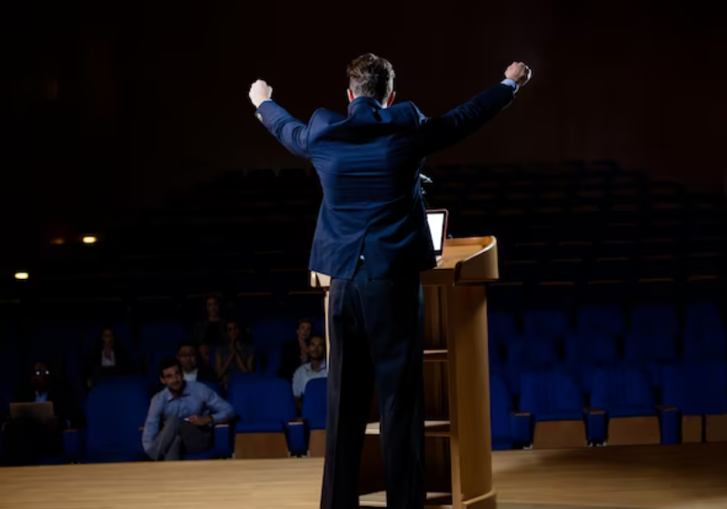 A técnica para contornar a dificuldade para falar em público consiste em ciclos de respiração. Foto: Reprodução/Freepik.