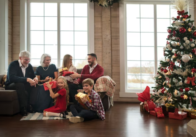 Uma das maneiras mais fáceis para fugir de brigas com a família nas festas de fim de ano é evitar temas espinhosos e fugir para brincar com as crianças. - Foto: Reprodução/Freepik.