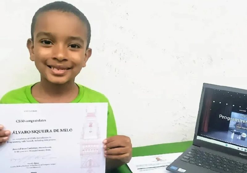 Adriano Álvaro de Melo, o pequeno gênio do Complexo Maré tem apenas 7 anos e concluiu o curso de Programação na Universidade de Harvard, nos EUA. - Foto: arquivo pessoal