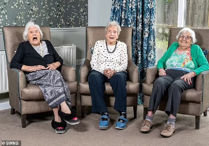 Sorrir, aproveitar a vida ao máximo, guardar as tristezas e ser otimista estão entre os segredos de longevidade das amigas idosas centenárias. - Foto: SWNS
